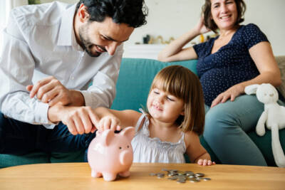 bambina famiglia salvadanaio soldi