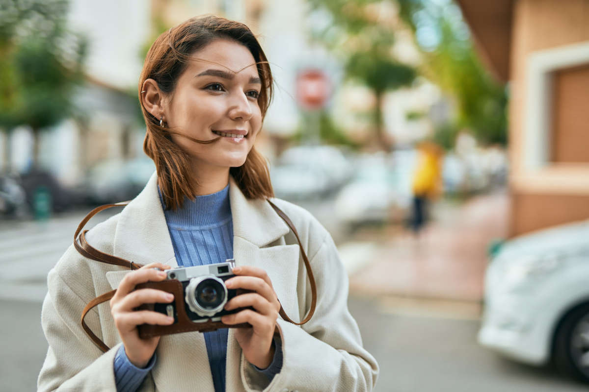 ragazza giovane turista macchina fotografica