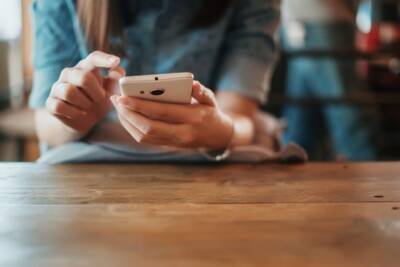 ragazza smartphone