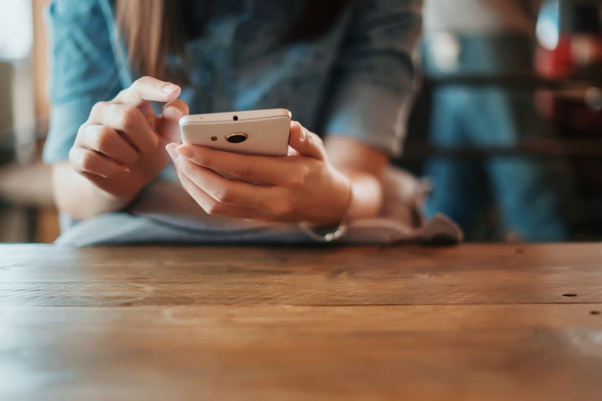 ragazza smartphone