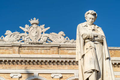 Recanati statua giacomo leopardi