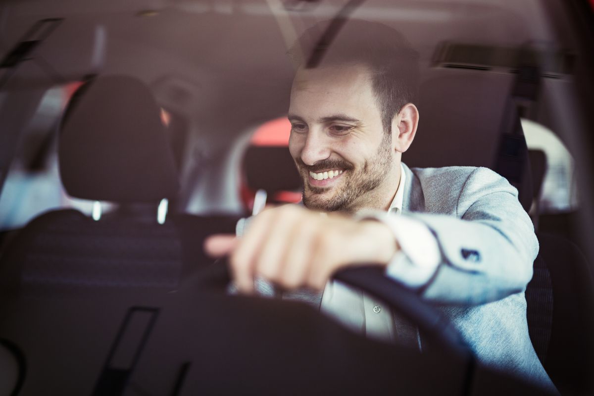 conducente auto al volante