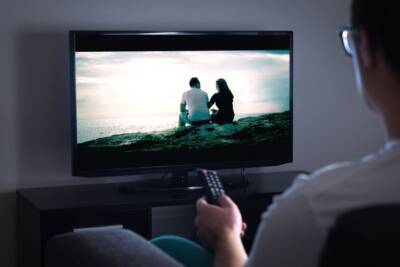 Regolare colori della TV con telecomando