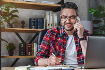 Uomo telefona con smartphone e scrive