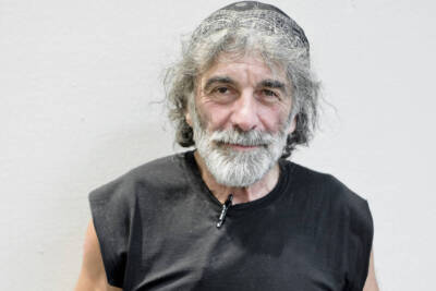 lo scrittore Mauro Corona
