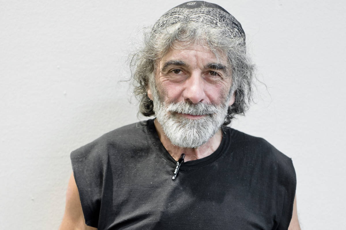 lo scrittore Mauro Corona