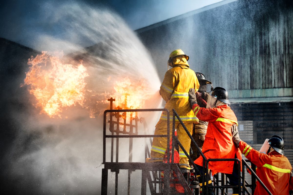 vigili del fuoco spengono incendio