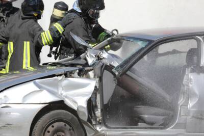 pompieri tagliano lamiera auto incidente