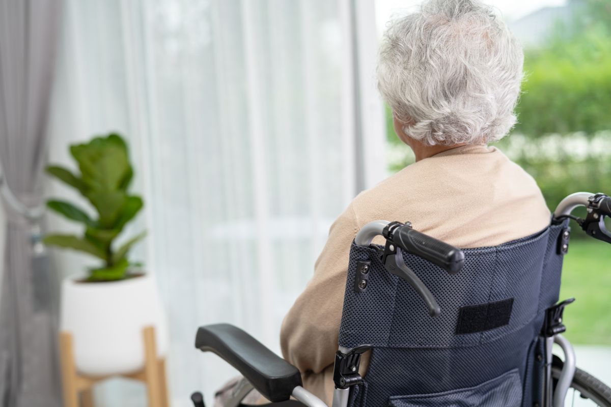 donna anziana disabile