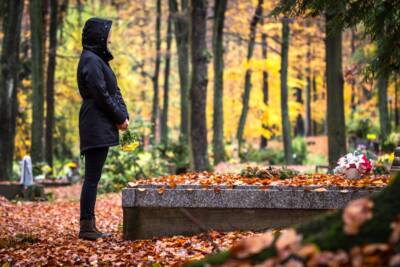 tomba, cimitero in autunno