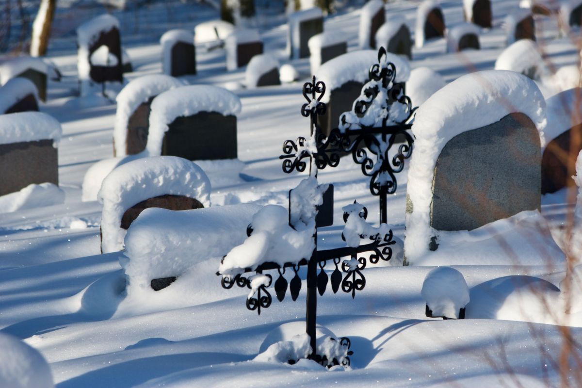 tombe, cimitero in inverno