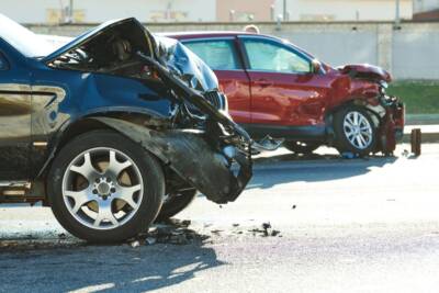 incidente d'auto, macchina accartocciata