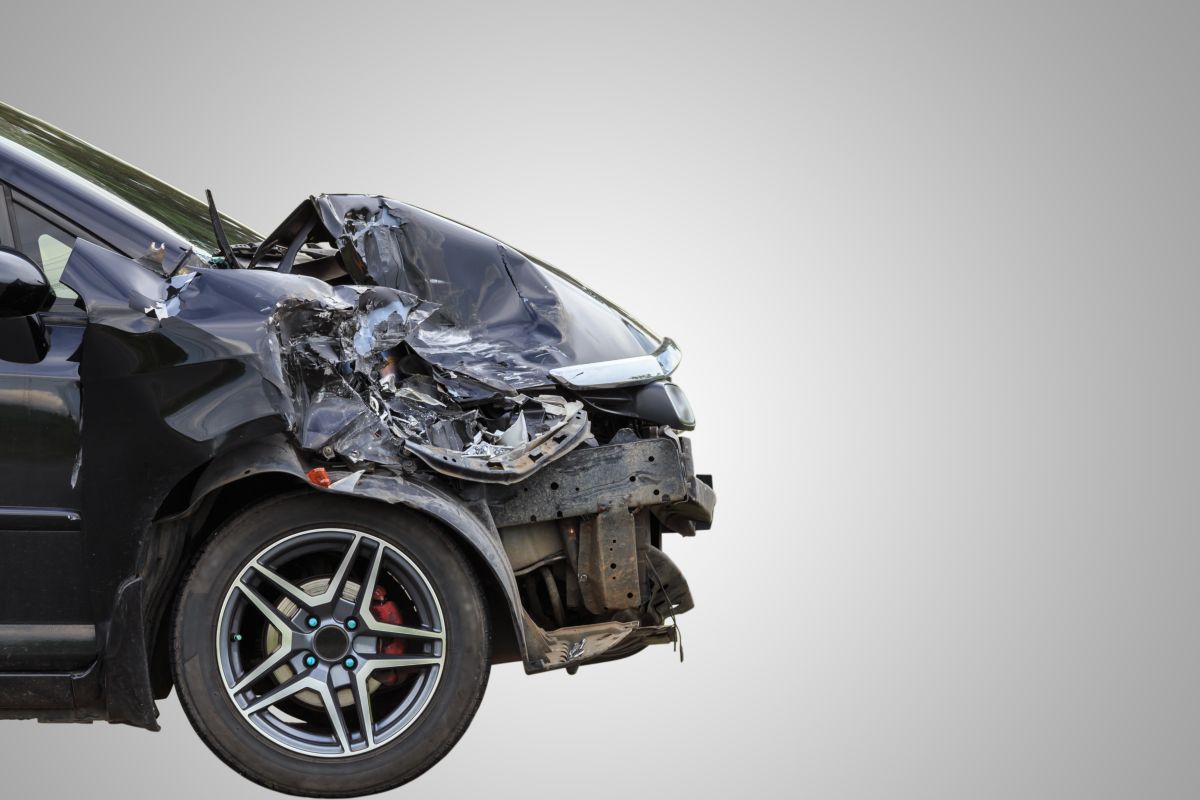 incidente d'auto, macchina accartocciata