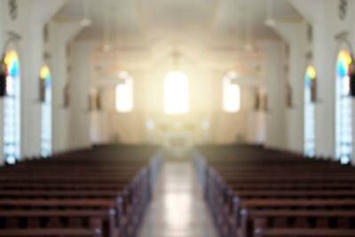 interno chiesa panche altare