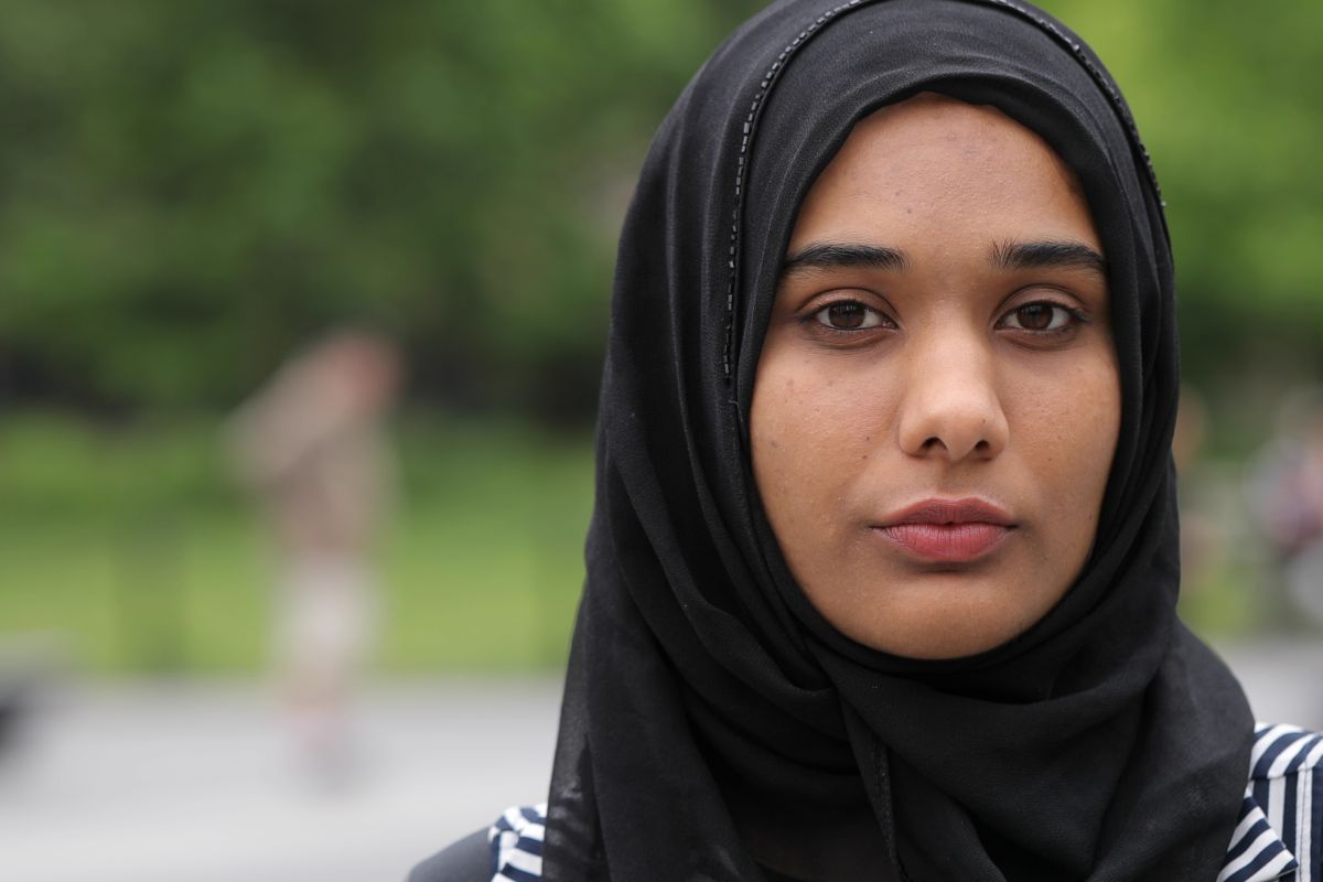 ragazza pakistana musulmana con hijab triste
