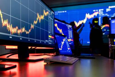 ufficio impiegati controllano grafici quotazioni borsa