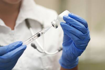 medico prepara siringa con sedativi