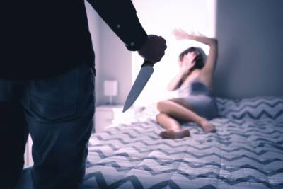 omicidio assassino coltello pugnale