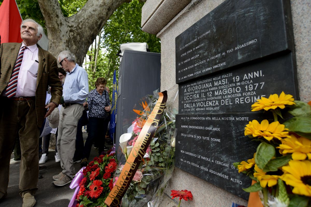 Pietra memoriale Giorgiana Masi sul ponte Garibaldi