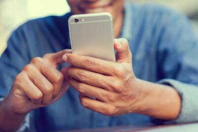 cellulare smartphone uomo