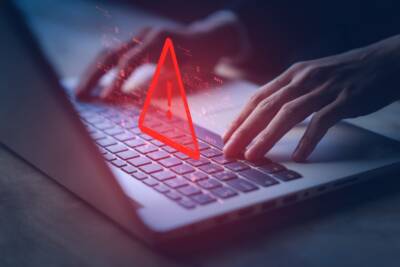 uomo tastiera pc, pericolo allerta malware, hacker, virus