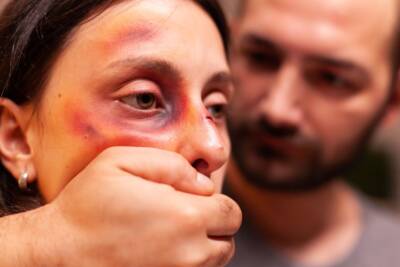 uomo tiene la bocca chiusa ad una donna che ha subito violenza, abuso, percosse