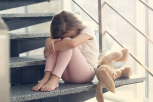 bambina triste che piange