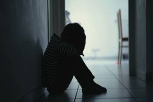 bambino piange triste paura