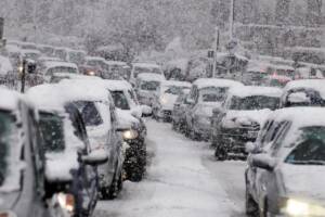 traffico in inverno con neve