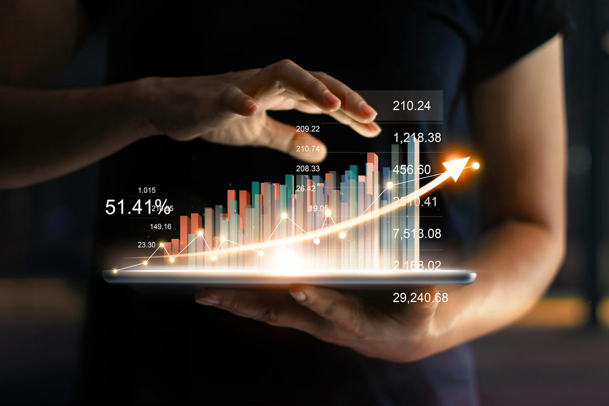 uomo investimenti grafico crescita
