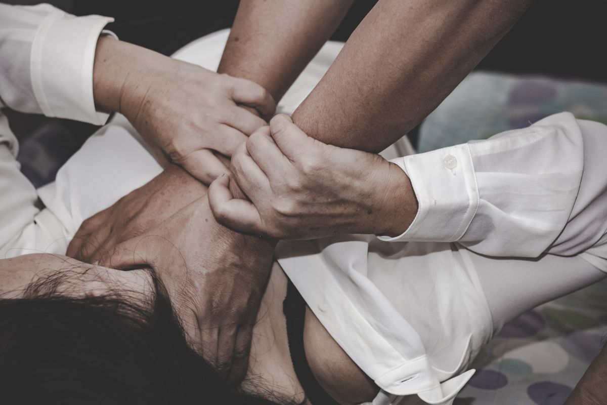 uomo strangola una donna