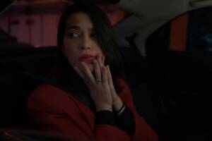 donna impaurita in auto