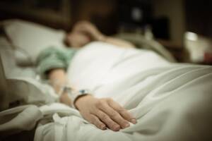 paziente in ospedale nel lettino