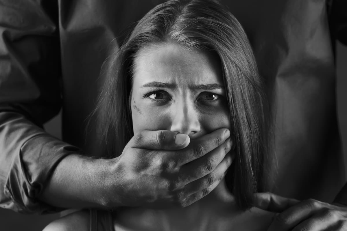 mano di un uomo tappa la bocca ad una donna