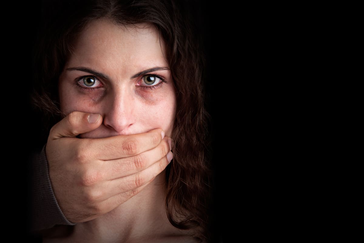 mano tappa la bocca di una donna