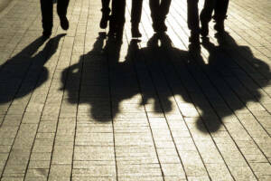 ombra di un gruppo di ragazzi