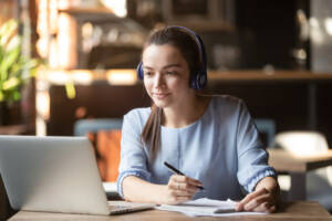 ragazza segue lezione online webinar