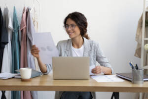 impiegata felice report lavoro occhiali