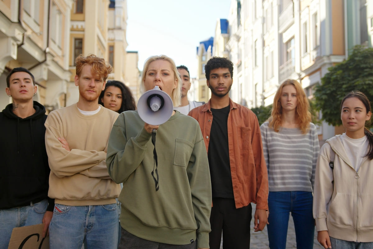 protesta con attivisti