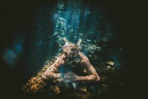 Uomo che fa immersione in mare