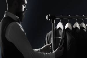 uomo che guarda giacche eleganti