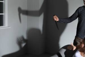donna aggredita da un uomo con un coltello