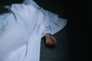 Cadavere coperto da un lenzuolo