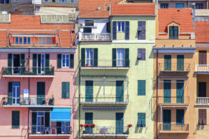 Palazzina con case colorate