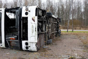 incidente con un bus bruciato e distrutto