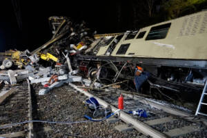 incidente con un treno deragliato