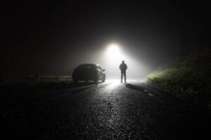 uomo fuori dall'auto di notte