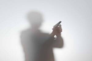 Ombra di un uomo con una pistola