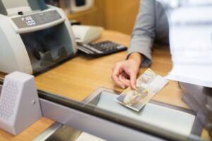 cambio banconote allo sportello bancario