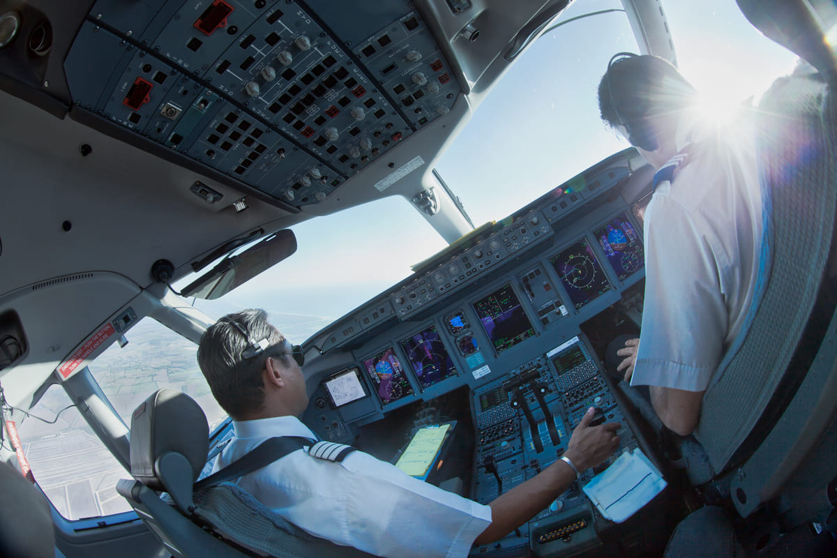 piloti di aereo in cabina